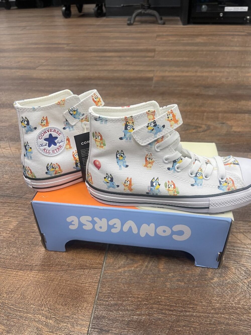 Converse Bluey Chuck Taylor High Tops Youth 2.5 NWT - Picture 2 of 8